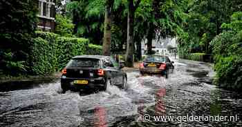 Zien: hevige onweersbuien veranderen Brabantse straten in zwembaden, ook restaurant getroffen