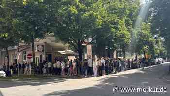 Für diese Wohnung stellen sich über 100 Menschen an