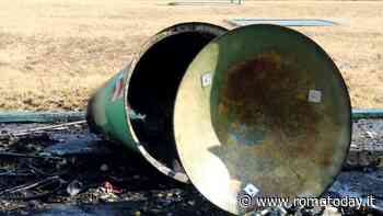 Campana per la raccolta del vetro in fiamme: danneggiato uno scooter