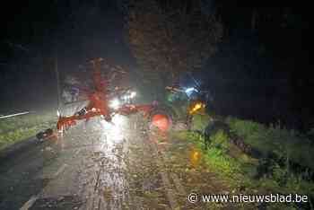 Rijksweg tijdlang versperd nadat tractor met dubbele hark bomen raakt en in gracht eindigt