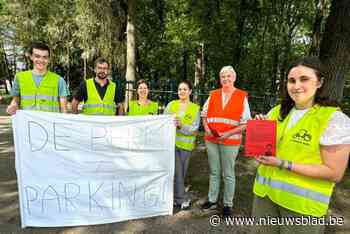 School in Bokrijk protesteert met spandoeken: “Het mag niet, maar toch parkeren ouders auto in de berm”