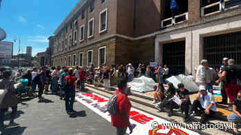 No alla residenza per gli occupanti di Spin Time. E le famiglie scendono in piazza