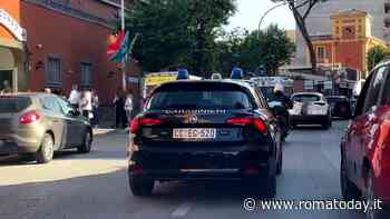 "Ho il ferro ti ammazzo", trascinato fuori dal bar e pestato da una gang. Non gli aveva offerto da bere