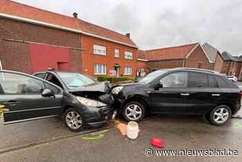 Wagens botsen op elkaar: twee gewonden