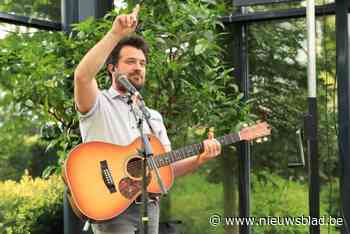 “Ik hoop op 10.000 streams op Spotify”: soloartiest Double You brengt apart geluid met gitaar en mondharmonica