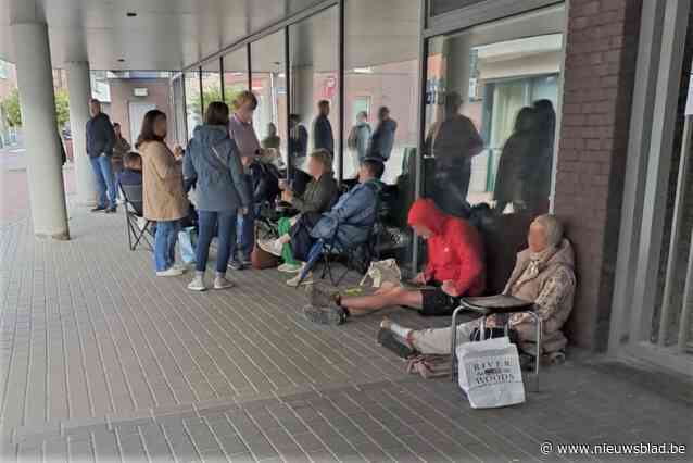Ouders overnachten aan schoolpoort om kind in te schrijven: “Ze worden verdeeld als knikkers in een zak”