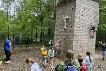 Kinderen trotseren regen op Buitenspeeldag in De Lilse Bergen