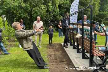 Eerste beweegbank geplaatst in Herdersem: “Geschikt voor elk beweegniveau, alle deelgemeenten krijgen er een”