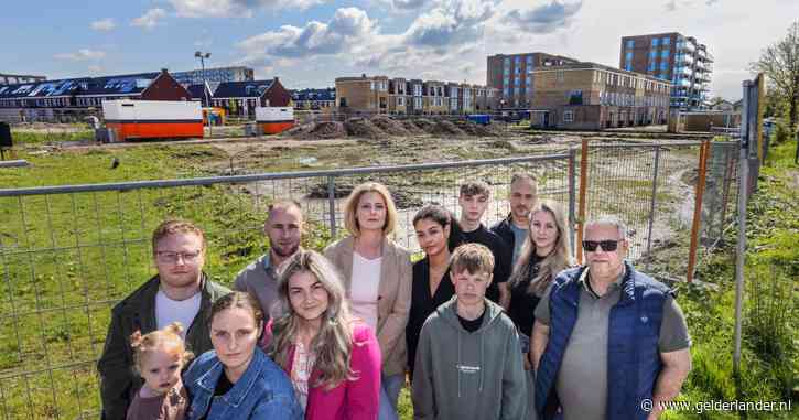Gezinnen in financiële problemen doordat bouw van hun huis plots stil ligt: ‘Al onze spaarpotjes raken leeg’