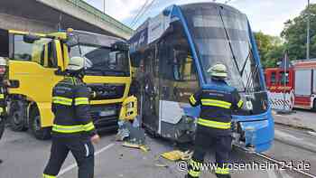Lkw kracht in Tram – Fahrgäste bleiben wie durch ein Wunder unverletzt