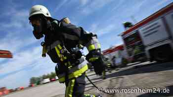 Lieferwagen in Bad Aibling in Vollbrand – Fahrer lenkt Auto trotz Flammen noch in Seitenstraße