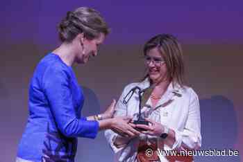 Beringse Elly Huysmans wint award voor Vlaams ondernemerschap en krijgt prijs uit handen van koningin