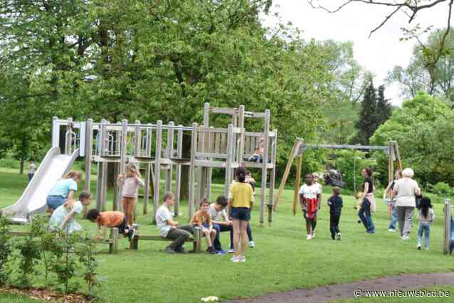 Kinderen leren vernieuwde Baljuwtuin kennen op Buitenspeeldag