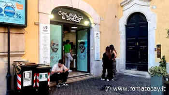 Fuori dal nuovo “Con Mollica o Senza” di Roma non c’è fila (per fortuna!)