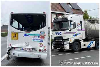 Vrachtwagen begint te schuiven op glad wegdek en botst met schoolbus: buschauffeur naar ziekenhuis