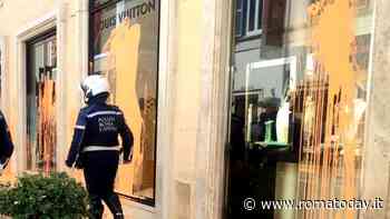 Via Condotti, Ultima Generazione imbratta le vetrine dei negozi di lusso di Roma