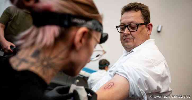 Abgeordnete lassen sich Organspende-Tattoos tätowieren