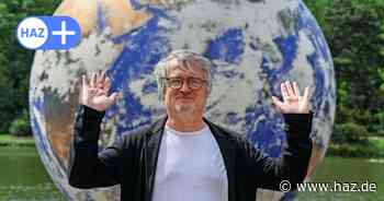 Kunstfestspiele Herrenhausen starten mit Floating Earth von Luke Jerram im Maschteich