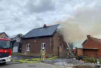 Brandweer heeft veel moeite met zware dakbrand, huis onbewoonbaar verklaard