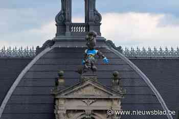 Atheneum heeft (eindelijk) weer standbeeld van Athena: “Ze kan opnieuw vol zelfvertrouwen over de stad uitkijken”