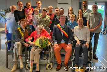 Martha blaast 100 kaarsjes uit op verjaardagstaart