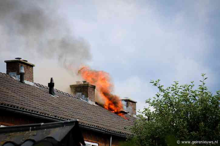 Grote uitslaande brand in rijtjeswoning, bewoners ongedeerd