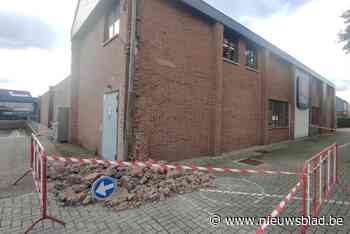 Vrachtwagen neemt bocht te kort en rijdt tegen gevel van Okay: geen instortingsgevaar