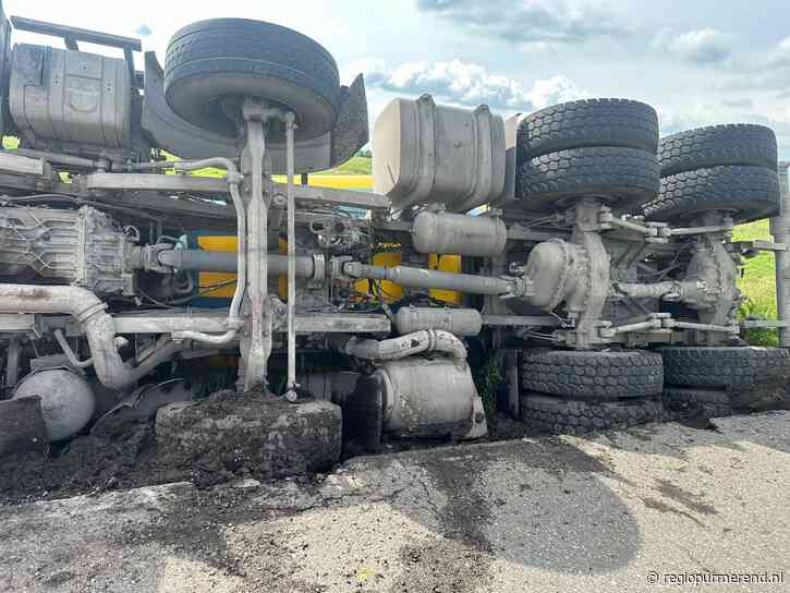 Betonwagen gekanteld op de Overleek in Monnickendam
