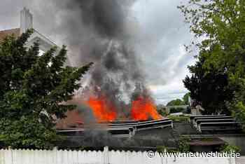 Achterbouw met zonnepanelen in lichterlaaie: brandweerman en bewoner gewond, woning wel gevrijwaard na grote blussingwerken