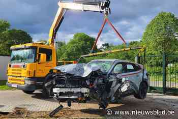 Auto knalt tegen boom in Genk