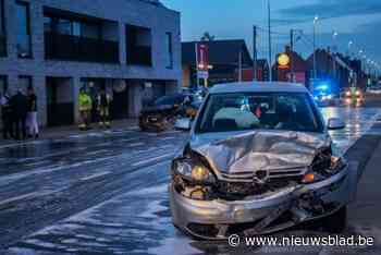 Een lichtgewonde en twee auto’s rijp voor de schroothoop na botsing op N43