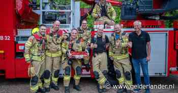 Blikseminslag zorgt voor schade bij fruitkwekerij in Groessen, brandweer krijgt als dank vers fruit en sap