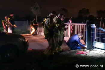 Brandweer staat voor gesloten hek bij brand