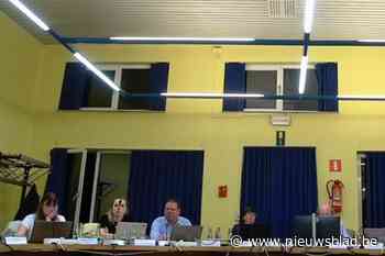 Burgemeester Sven Deckers (N-VA) leest raadsleden de levieten op voorstel om uit respect gsm’s en laptops uit zitting te weren