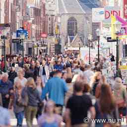 We kopen weer volop spullen in de winkelstraat