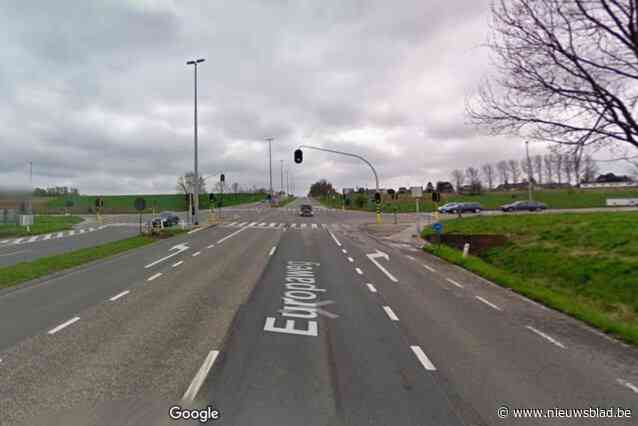 Bestuurder lichtgewond nadat hij vrachtwagen aan stoplicht aanrijdt