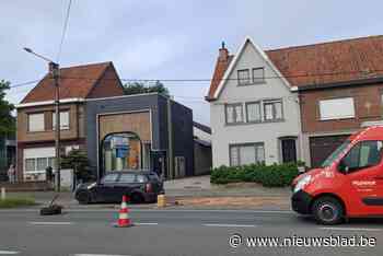 Vrouw rijdt met BMW tegen geparkeerde Mini Cooper
