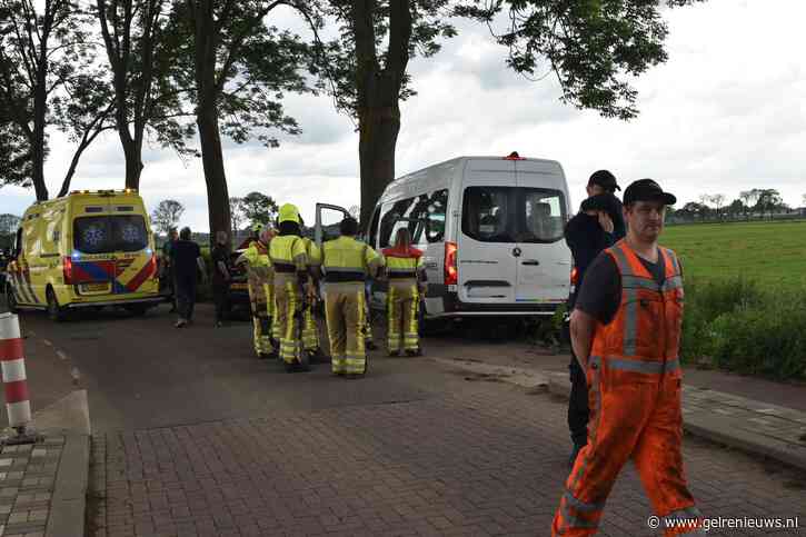 UPDATE: Vrouw (78) overleden bij ongeval taxibus