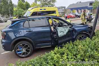 Automobiliste rijdt tegen lantaarnpaal in Volendam