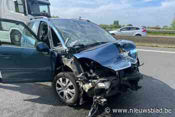Poolse man botst zwaar met auto op botsabsorbeerder op E40