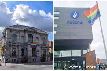 Stad én politie hijsen regenboogvlag: “Commissariaat is veilige plek voor slachtoffers om aangifte van haatmisdrijf te doen”