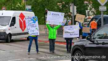 Omas for Future rufen mit Aktion in Landsberg zur Europawahl auf