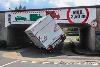 Opnieuw botst bestelwagen tegen brug aan ’t Gaverke: “Moeilijk op te lossen probleem”