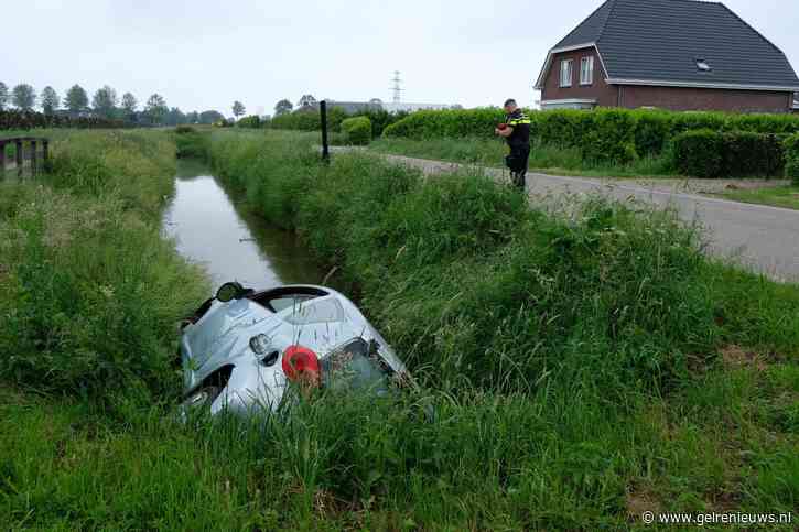 Automobilist ramt lantaarnpaal en belandt in sloot