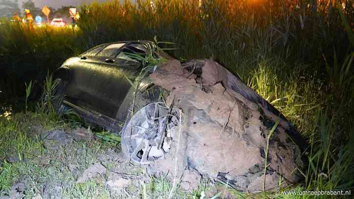 Auto gestolen en gecrasht in sloot, bestuurder op de vlucht