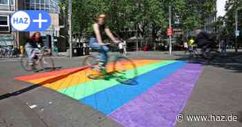 CSD Hannover: Regenbogen vor dem Hauptbahnhof und Sportscheck