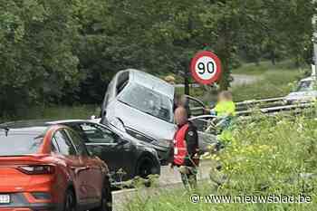 Auto belandt bovenop vangrail op Oosterring in Genk, veel verkeershinder