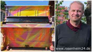 Knallbunt statt schwarz: Was es mit dem Wasserburger Sommerklavier auf sich hat