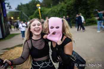 Eerste festivalgangers op Extrema Outdoor laten zich al direct gaan: “Je kan hier 100 procent jezelf zijn”