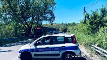 Incendio alla baraccopoli: strada chiusa e bus deviati
